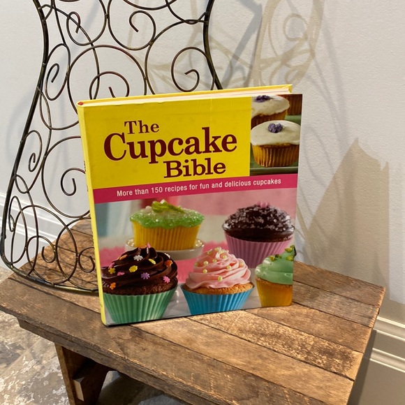 The Cupcake Bible Flexibound - Picture 1 of 5